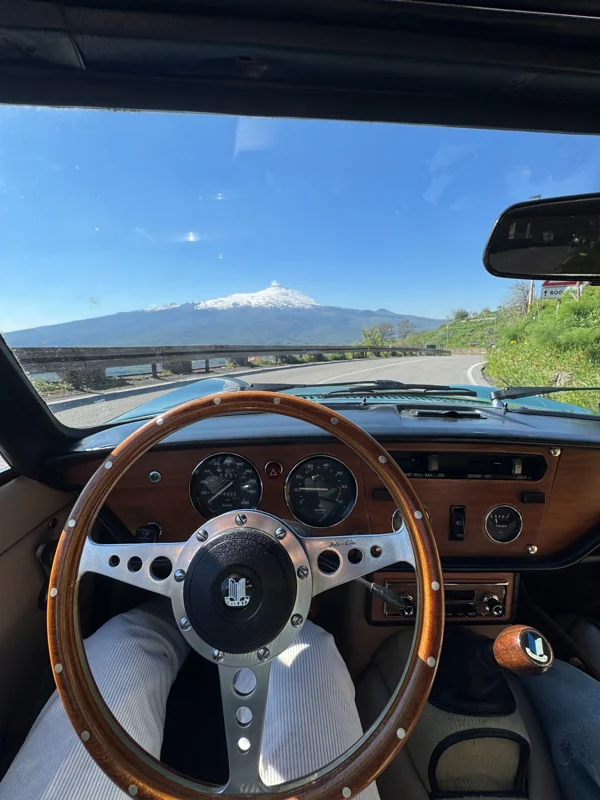 Volante in legno e cruscotto della Triumph